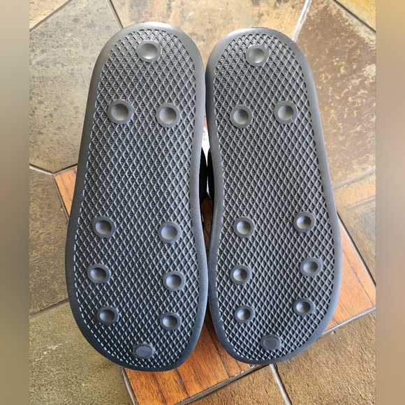 Adidas Puffylette slip-ons - Picture 8 of 9